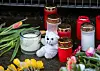 Grablichter, Blumen und Teddybären