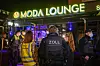 Beamte vor der „Moda Lounge“ in Hamburg.