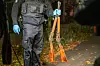 Ein Polizist mit den zwei sichergestellten Gewehren.