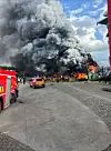 Kurz vor dem Start brennt es plötzlich auf dem Festivalgelände.