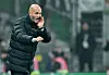 Wolfsburgs Trainer Paul Simonis gibt im Spiel bei Werder Bremen Anweisungen