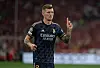Toni Kroos mit ausgestrecktem Zeigefinger im Spiel gegen Bayern München