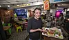 Bei einem Gastro-Test der MOPO im Jahr 2019 präsentiert der damalige Mitinhaber Miguel Zaldivar die Tacos der „Mexiko Strasse“