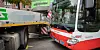 Der HVV-Bus krachte in den Auflieger.