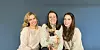 Gruppenbild mit Hündchen Anton: Jill Berlinghoff (26), Nele Schwedt (24) und Julia Riegger (25 v.l) stellen kostenlos Lernvideos zur Verfügung.
