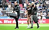 Elias Saad wird gestützt.