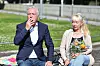 Hochzufrieden: Jürgen Elsässer, Chefredakteur des rechtsextremen Magazins „Compact“, und seine Ehefrau Stephanie vor dem Bundesverwaltungsgericht in Leipzig.