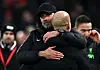 Liverpool-Coach Jürgen Klopp nimmt Manchester City-Trainer Pep Guardiola in den Arm.