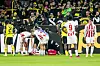 Timo Hübers wurde erst lange behandelt, dann mit der Trage abtransportiert, nachdem er sich das Knie verdreht hatte.