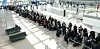 Wartende Fluggäste am Airport ignorieren das Kontaktverbot wegen der Corona-Pandemie (23. März).