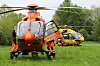 Einsatzkräfte steigen in die beiden Rettungshubschrauber am Unfallort.