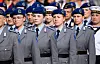 Rekrutinnen und Rekruten kommen zum feierlichen Gelöbnis von etwa 400 Rekrutinnen und Rekruten auf dem Paradeplatz des Bundesministeriums der Verteidigung.