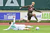 St. Paulis Elias Saad überspringt einen Bremer Gegenspieler