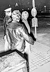Die 20-jährige Hure, um die es bei dem tödlichen Streit ging, auf dem Weg zur Vernehmung in der Polizeiwache 18, die sich damals an der Kirchenallee befand