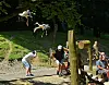Besucher des Wildparks gehen in Deckung