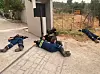 Völlig erschöpfte Feuerwehrleute liegen nahe eines Brandherds in Griechenland auf dem Boden.