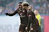 Oladapo Afolayan und Elias Saad bejubeln einen St. Pauli-Treffer.