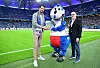 Jonas Boldt mit Maskottchen Dino Hermann und Aufsichtsratschef Michael Papenfuss.
