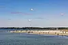 Menschen am Badestrand auf der Halbinsel Priwall, Ostseebad Travemünde