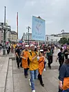 Schulcaterer demonstrieren vor dem Rathaus in Hamburg