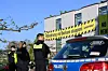 Polizisten beobachten Aktivisten, die gelb- schwarzen Banner mit der Aufschrift „Gasbohrung vor Borkum stoppen!“ an einem Gebäude aufgehängt haben.