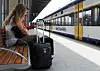 2 Personen warten auf die Bahn.