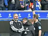 Schiedsrichter Sascha Stegemann (r.) zeigt HSV-Trainer Tim Walter die Rote Karte.