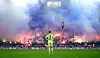 HSV-Torhüter Daniel Heuer Fernandes vor Pyrotechnik