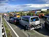Autos sind ineinander geschoben, dahinter Rettungsfahrzeuge
