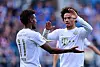 Leroy Sané und Kingsley Coman jubeln zusammen nach einem Treffer.