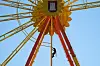 Ein Mitarbeiter klettert während der Aufbauarbeiten im Riesenrad auf dem Heiligengeistfeld.