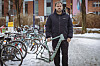 MOPO-Ressortleiter Julian König am Tatort mit dem Rest seines Gravelbikes.