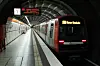 Eine U-Bahn der Linie U2 in Richtung Horner Rennbahn steht in der Haltestelle Gänsemarkt.