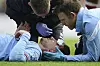 Aymeric Laporte muss wegen einer Platzwunde behandelt werden.