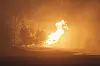Ein Waldbrand brennt in der Nacht südlich von Langston, Oklahoma.