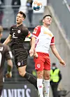 James Lawrence (l.) im Kopfballduell mit Regensburgs Andreas Albers