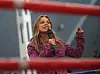 Regina Halmich, ehemalige Profiboxerin und mehrfache Weltmeisterin, steht im Boxring in der Nordmarkhalle.