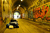 Obdachlose schlafen in einem Fußgängertunnel im Münzviertel in Hamburg.