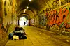 Obdachlose schlafen in einem Fußgängertunnel im Münzviertel in Hamburg.