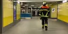 Ein Feuerwehrmann erkundet die Qualmentwicklung.