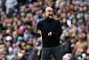 Pep Guardiola beim Coaching an der Seitenlinie des Spielfelds.