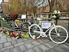Bei der Mahnwache für die Radfahrerin, die auf der Kreuzung Überseeallee/Osakaallee tödlich verunglückt ist, haben Teilnehmer ein sogenanntes Geisterfahrrad aufgestellt.