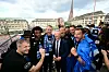 Hamburgs Erster Bürgermeister Peter Tschentscher ließ die HSV-Profis im Rathaus hochleben.