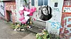 Blumen liegen vor der Haustür des Mehrfamilienhauses in Ottensen, in dem Antonia-Luisa H. lebte.