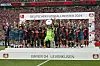 Hradecky hebt die Schale in der Höhe.