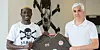 Sportchef Andreas Bornemann begrüßt Afeez Aremu beim FC St. Pauli.