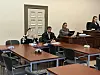 Der Angeklagte A. (33) sitzt neben seinem Anwalt. Er muss sich wegen schwerer Körperverletzung mit einem Messer vor Gericht verantworten.