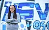 Lisa Baum vor einer HSV-Mauer