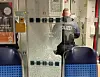 Ein Bundespolizist steht vor einer beschädigten Glastür in einer Regionalbahn.