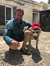 Paul Farthing, Gründer der Wohltätigkeitsorganisation „Nowzad Dogs” mit Hund.